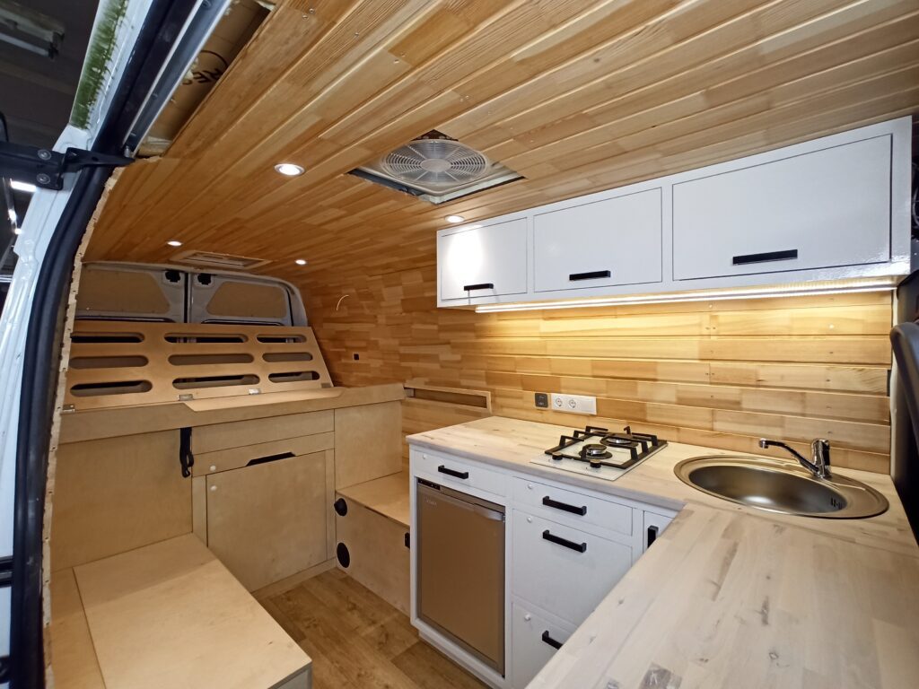 Renault Maste campervan ümberehitus