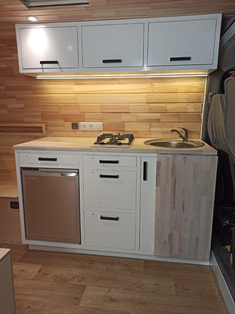 Renault Maste campervan ümberehitus