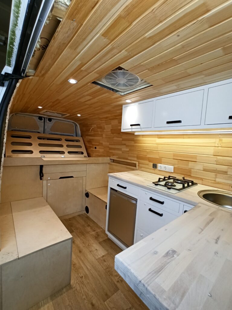 Matkaautoks ehitatud Renault Master