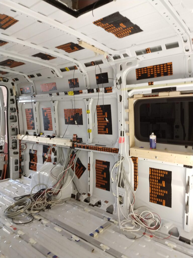 Kaubik algse karkassi ja vibratsioonisummutusmatid