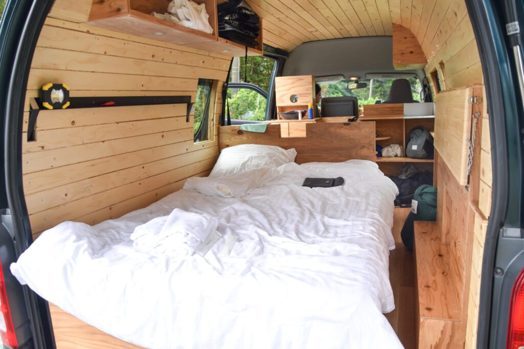 Voodi matkaautoks ehitatud kaubikus