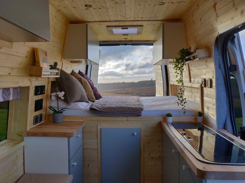 Voodi matkaautoks ehitatud kaubikus