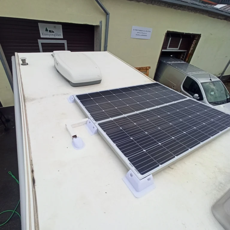 Matkaauto päikesepaneelid