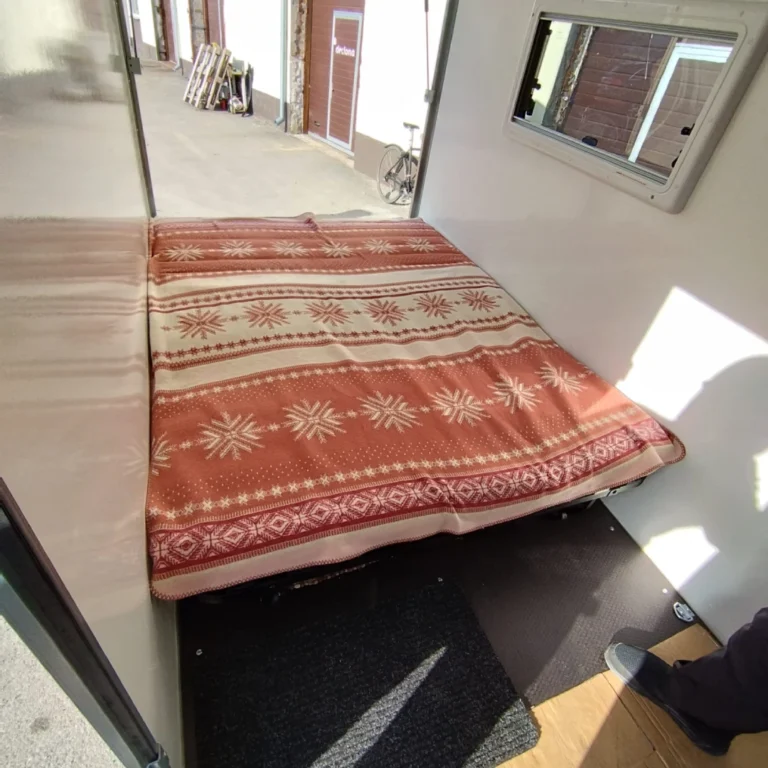 Respo matkahaagis lahtikäib diivan 1