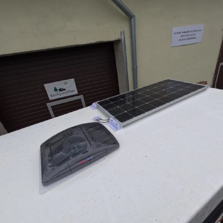 Respo matkahaagis katuseluuk ja päikesepaneel