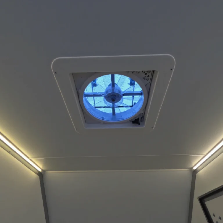 Respo matkahaagis katuseluuk seest