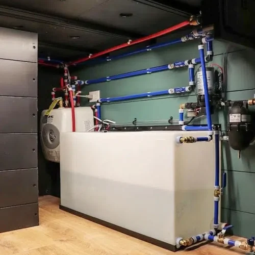 Van-Water-Tank-Connected-to-Water-Pump-Through-Pipes-System (1) Matkaauto veeesüsteem